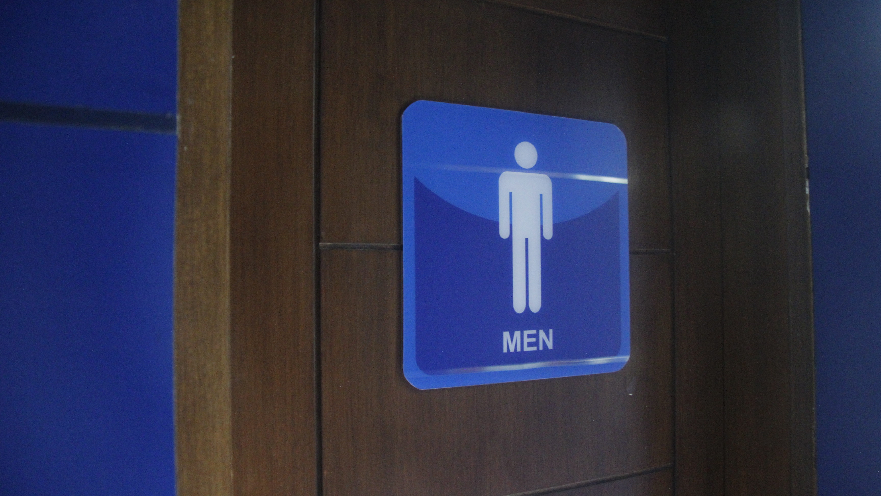 Toilet Pria Bagi Pengguna Jasa